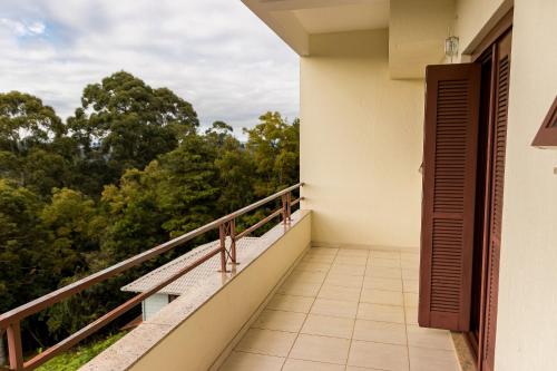 a balcony with a view of trees at Condomínio Familiar - Aptos Novos e Completos in Nova Petrópolis
