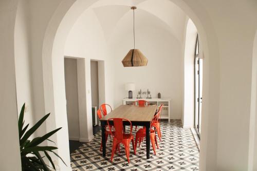 uma sala de jantar com mesa e cadeiras em Casa da Freiria em Évora