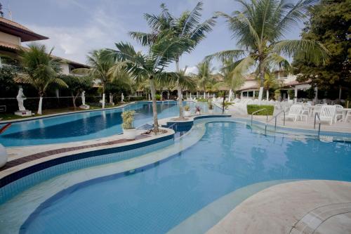 una gran piscina con palmeras en un complejo en Hotel Atlântico Búzios Convention, en Búzios