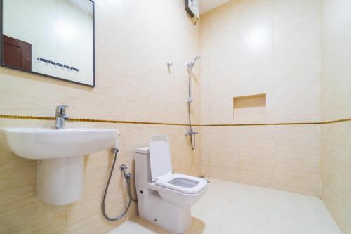 y baño con aseo y lavamanos. en COMFORT CHALET & APARTMENTS en Al Ḩadd