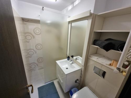 Ένα μπάνιο στο Oana Luxury Home