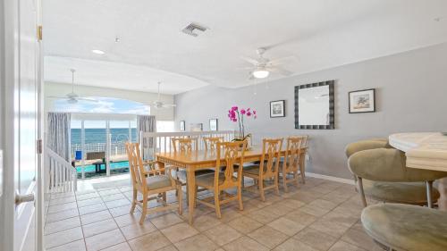 a dining room with a table and chairs at Glunz Ocean Beach Hotel and Resort in Marathon