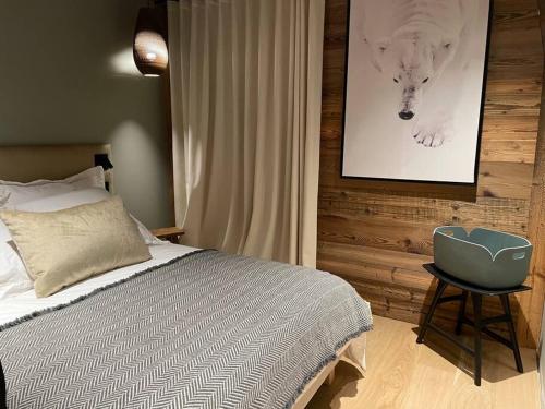1 dormitorio con 1 cama y 1 silla en CHALET UTOPIA, en Saint-Gervais-les-Bains