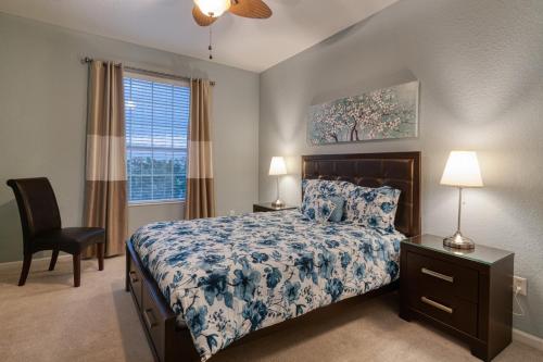 una camera con un letto e una sedia e una finestra di Deluxe 3 Bedroom Apartment 404 a Orlando
