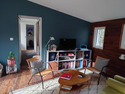 un salon avec des chaises et une télévision dans l'établissement Un chalet au Ventoux - Mont Serein, à Mont Serein