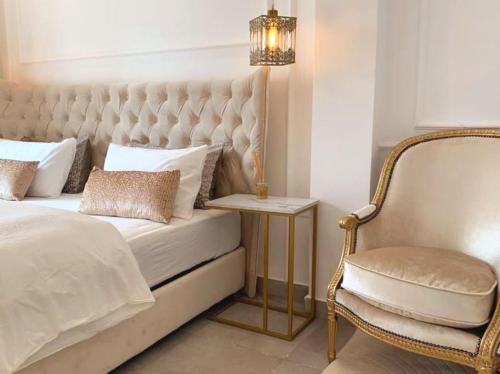 - une chambre avec un grand lit et une chaise dans l'établissement Tranquilo ,Acogedor y Comodo, à Casablanca