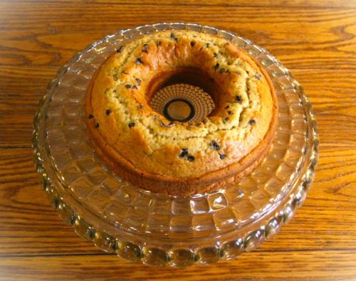 a bundt cake on a glass plate on a table at laCelletta Country House in Urbino