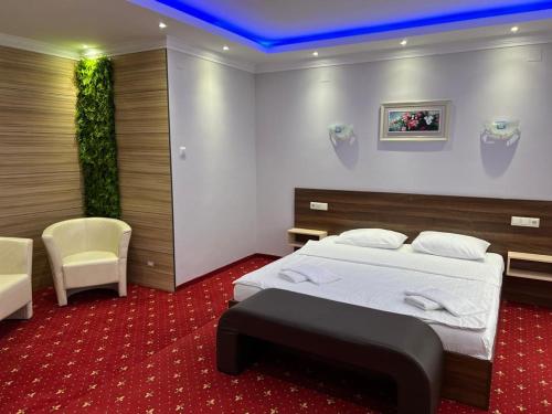 a bedroom with a bed and a green wall at Vila Cristal in Baile Felix