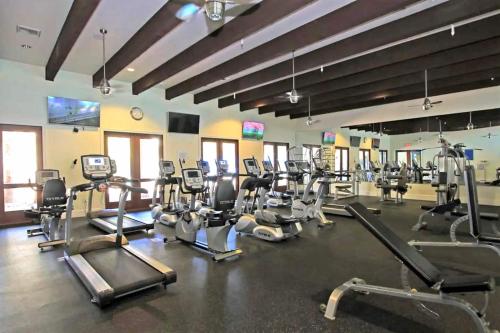 Fitnes centar i/ili fitnes sadržaji u objektu Legacy Villas Resort Single Story Pools Gym