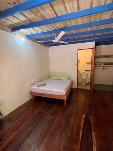 Una cama o camas en una habitación de Hostel Tuanis Surf Camp