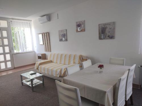 sala de estar con mesa y sofá en Apartment Marija en Slavonski Brod