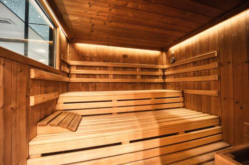 a wooden sauna with a bench in the middle at Das Kronberg Hotel - Adults Only - inkl Soft- und Heißgetränkeflat in Bodenmais