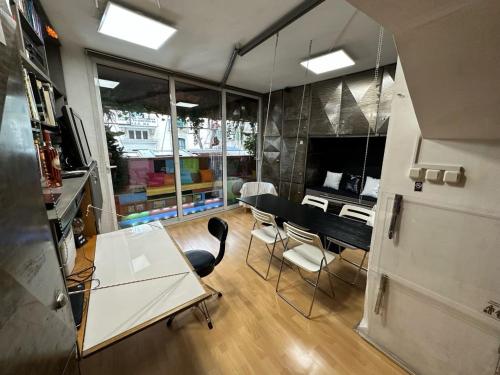アテネにあるAthens centre diamondのテーブルと椅子、冷蔵庫が備わる客室です。
