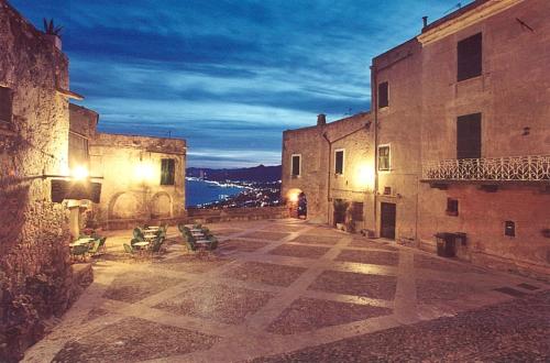 eine leere Straße in einer Altstadt nachts in der Unterkunft Piccola Bomboniera Sul Mare in Borgio Verezzi