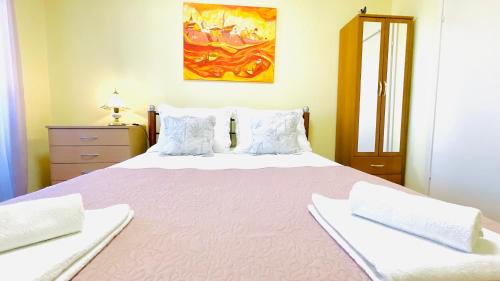 sypialnia z dużym łóżkiem z 2 białymi poduszkami w obiekcie Noemi Apartment w mieście Zadar