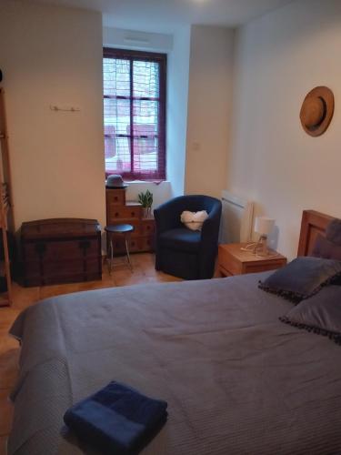 une chambre avec un lit, une chaise et une fenêtre dans l'établissement Maison d hote 