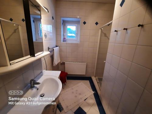 uma casa de banho com um lavatório e um chuveiro em Landhaus Just em Maria Elend