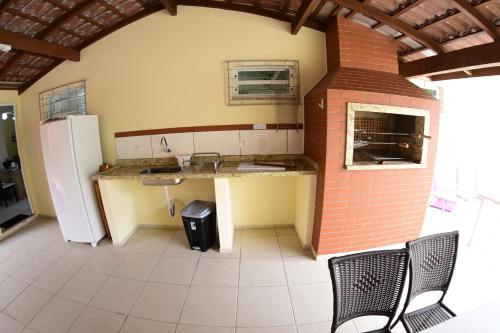Η κουζίνα ή μικρή κουζίνα στο Beto Carreiro - Praia - Relaxar à beira da piscina ou prepara algo na churrasqueira - Aproveite o seu tempo livre com a família e amigos em nosso espaço