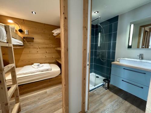 a room with a bunk bed and a bathroom at Résidence Les Portes du Soleil - Propriétés Mont Amour in Avoriaz