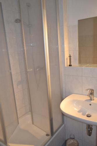 W łazience znajduje się prysznic i umywalka. w obiekcie Haus Simone w mieście Wyspa Poel
