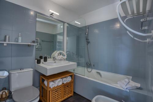 e bagno con lavandino, servizi igienici e vasca. di Monaco Sea View & Parking a Beausoleil