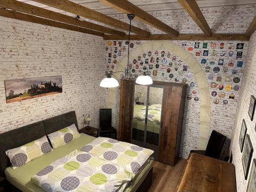 ein Schlafzimmer mit einem Bett und einer Ziegelwand in der Unterkunft Große Wohnung im Neu-Seen-Land Leipzig in Markkleeberg