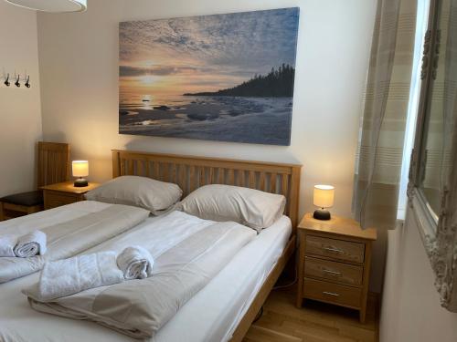 two beds in a bedroom with two lamps and a painting at Lovely 3 Bedroom Apartment, Ski in/Ski out in Obertauern