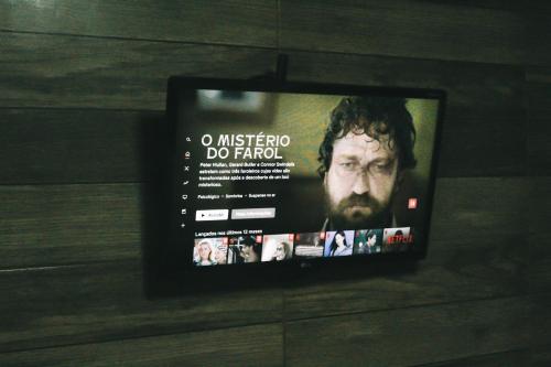 Una televisión o centro de entretenimiento en Suites na Ponta Verde