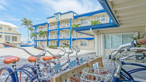 a row of bikes parked in front of a building at Glunz Ocean Beach Hotel and Resort in Marathon