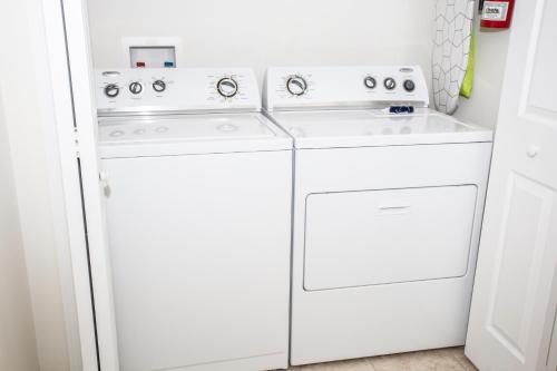 een witte wasmachine en droger in een keuken bij Four Bedrooms Townhouse 4563 in Kissimmee