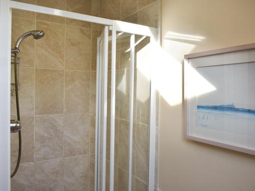 een douche met een glazen deur in de badkamer bij Oaktree Cottage-uk42227 in Low Borrowbridge