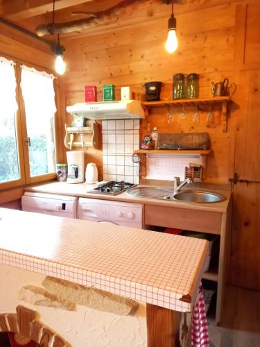 Η κουζίνα ή μικρή κουζίνα στο Chalet de campagne