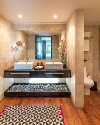 a bathroom with two sinks and two toilets at Grand Cinema & Jacuzzi Appartment in Mexico City