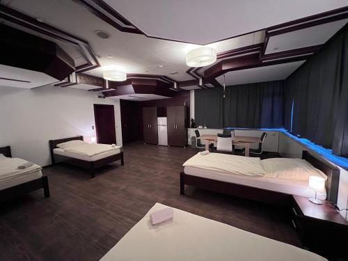 Apartmenthaus في لينغن: غرفة كبيرة بسريرين وطاولة