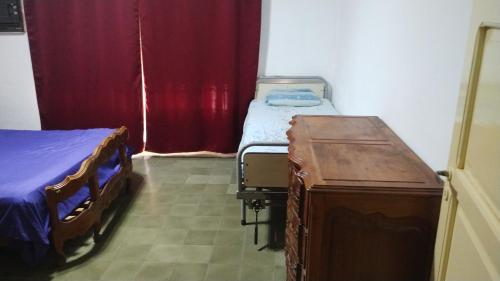 1 dormitorio con 2 camas y vestidor en Casa Argenta en Córdoba