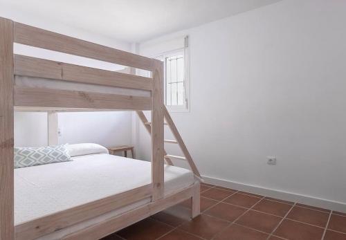 - une chambre avec 2 lits superposés et une fenêtre dans l'établissement Casa La Granatilla, San José, à San José