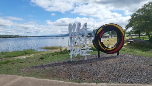 un cartel con un espejo frente a un lago en Los Zorzales en Villa Carlos Paz