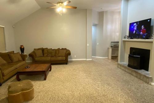 un soggiorno con due divani e un camino di Beautiful peaceful desirable home in Madera Rancho a Madera