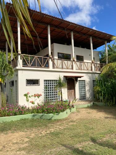 Un jardín fuera de The Happy Coconut Resort