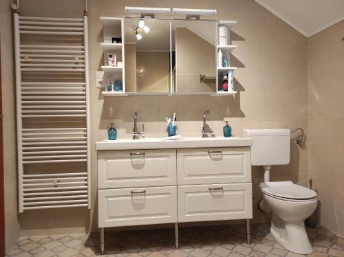 een badkamer met een witte wastafel en een toilet bij FILUTE in Vrbovsko