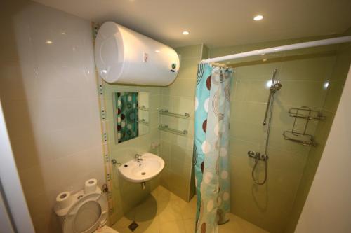 アヘロイにあるApartament Aheloyのバスルーム(トイレ、洗面台、シャワー付)