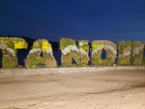 una pared con la palabra jardín pintado en ella en Cabaña La iluminada en Tandil