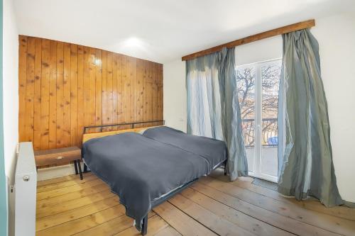 バクリアニにあるsweet dreams bakurianiのベッドルーム(ベッド1台、窓付)