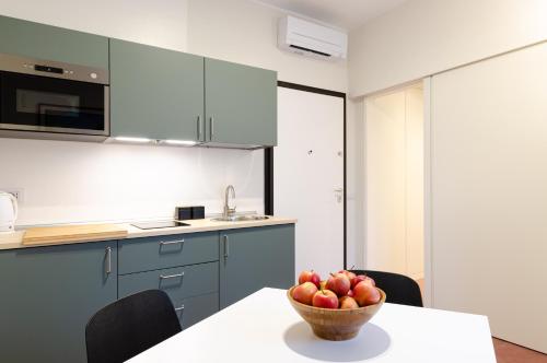 A kitchen or kitchenette at VELASQUEZ APARTMENTS - B - San Siro