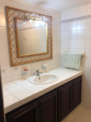 uma casa de banho com um lavatório e um espelho em Casa Caracol Los Farallones em Cabrera