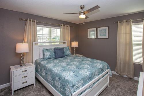 um quarto com uma cama e uma ventoinha de tecto em Marvelous 5 Bedroom w/ Pool Close to Disney 4811 em Kissimmee