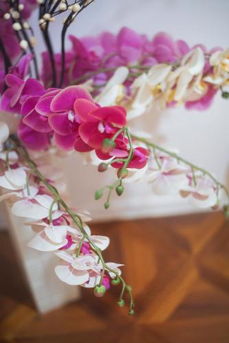 a vase filled with purple and white flowers at sweet dreams bakuriani in Bakuriani