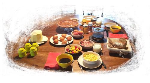 un tavolo con un sacco di cibo sopra di La Framboisine a Saint-Étienne-Lardeyrol