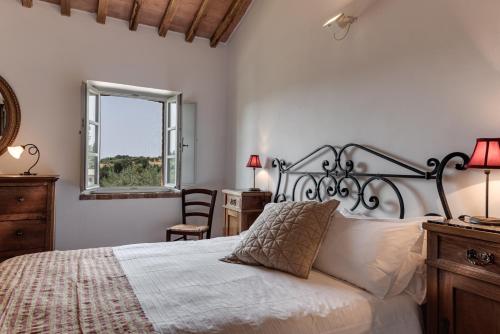 een slaapkamer met een bed en een raam bij Podere Ferranino at Ville Ferrano in San Giovanni dʼAsso