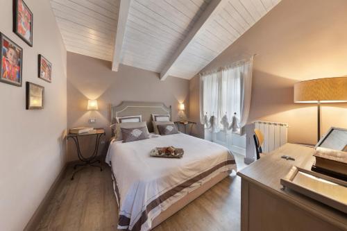 ein Schlafzimmer mit einem Bett und einem Schreibtisch mit einer Lampe in der Unterkunft AMORE RENTALS - Maison De Charme in Sorrent